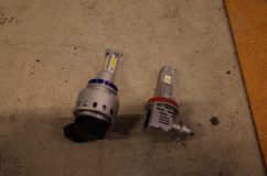 リーフにLEDヘッドライトインストール 今回取り付けたプロジェクタータイプのハロゲンランプですが、LED化するにあたって2種類の選択肢があります。左のように光源の死角が内容に作られたLEDと、光源位置をハロゲン熱線と同じ場所に配置したタイプです。
