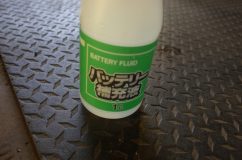  レンズ清掃に使うのはこのバッテリー補充液で、成分は精製水という純水です。不純物が含まれていないので水シミができず、ものを溶かす力も強いので清掃には最適です。 