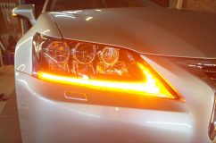 レクサスGSのヘッドライト加工 2色のLEDを使っているので、同じ場所がウィンカーでスイッチバックします。