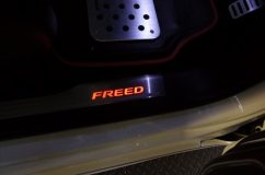 フリードのバックフォグ加工とウチガースイッチ増設 最後にサイドステップガーニッシュのLEDを赤色に変更しました。