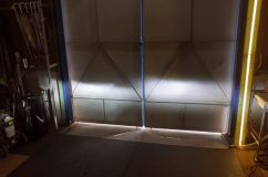 シトロエン C3のLED化とドライブレコーダー取り付け~ 右がCREE、左がPhilips。カットラインは当店の方がきれいに出ています。照射範囲も縦方向がCREEは狭いようです。