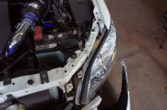 カローラフィールダーのヘッドライト曇り対策~ 建築用の隙間テープを使って防水を行います。根本的にエンジンルームに入る水をシャットアウトします。