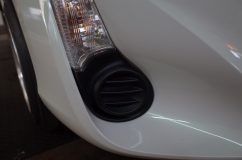  もともとはシボ入りのいかにも樹脂パーツで蓋がされています。 