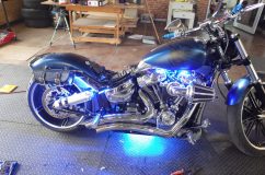  バイクは配線や光源の隠蔽に気を使います。また水や熱の影響も大きいので気を使って配線します。 