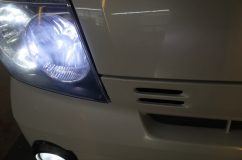 目頭の部分がバンパーと干渉するため、カットして対応。 