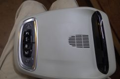 VOLVO XC90(デモカー) の室内灯カスタム~ まず室内灯を外します。昨今の車はすべてのコントロールを通信で行うため、このユニット自体にもCANコンピューターが内蔵されています。よってLEDを光らせるにも内部基板から電源を取る必要があります。