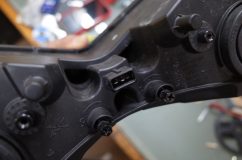 Ducati パニガーレのヘッドライトデイライト加工 端子を確認すると3本ありました。