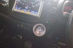GEフィットのエアコンパネル他スイッチのLED打ち替え ノーマルはメーター赤、エアコン白、スイッチ緑といったようにバラバラです。