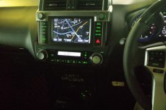ランクルプラドのエアコンパネル他スイッチ類のLED打ち替え(色替え) スピードメーターはきれいな白色なのに他のスイッチやエアコンパネルは緑色です。