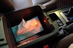 ランクルプラドのエアコンパネル他スイッチ類のLED打ち替え(色替え) 肘置きの下のBOXにも照明がありません。車の価格帯から考えたらこの辺の照明は標準搭載にしてほしいですね。