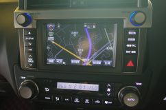 ランクルプラドのエアコンパネル他スイッチ類のLED打ち替え(色替え) なのできれいな白色にして統一感を出します。差し色は青色を使っています。