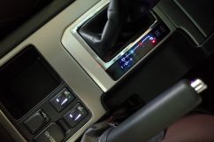 ランクルプラドのエアコンパネル他スイッチ類のLED打ち替え(色替え) ここの部分だけはパネルに着色されているので色替え出来ません。なのでせめてということで青色にしました。