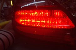 テールランプ修理 2連発 SC430のテールは非常に希少で、中古テールでも非常に高額です。修理もそれなりに費用がかかりますが、再発の恐れがかなり低くなるので長く乗ることを考えるとおすすめです。
