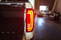 2019 GMC シエラの日本仕様改善 アメ車はすべてテール部のウィンカーが赤色ブレーキの点滅となっており、日本の道交法基準に適合していません。日本でアメ車が売れない理由にもかなり影響していると思われます。