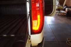 2019 GMC シエラの日本仕様改善 下側をウィンカー用に変更しました。アメ車はテール内のコンピューターのフィードバックで球切れを検出しているため、単純に配線を外してしまうとハイフラになってしまいます。