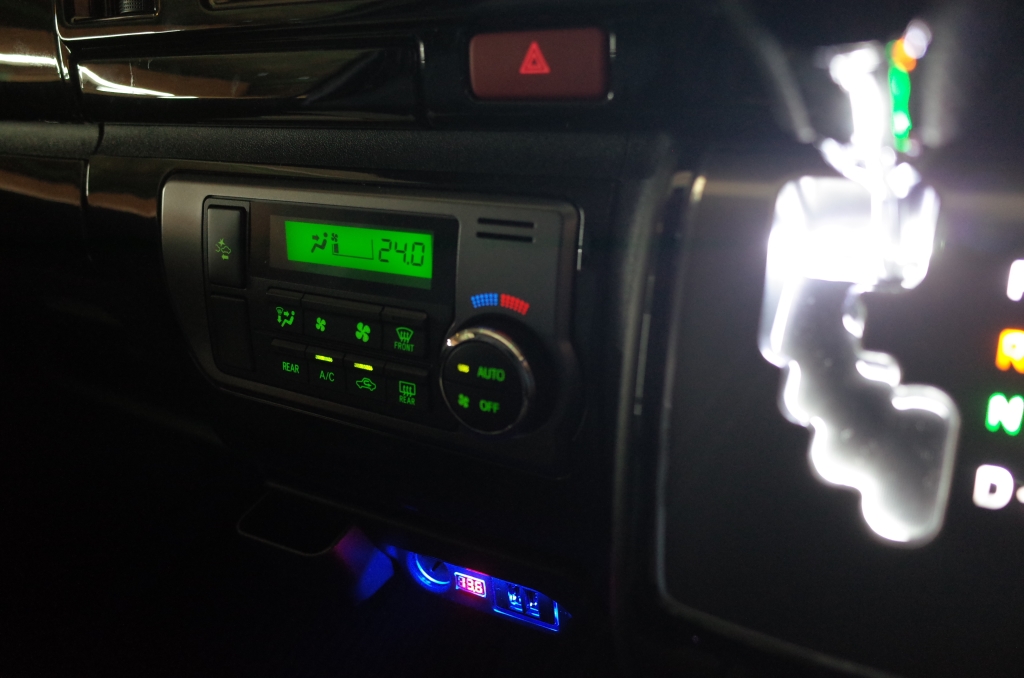 200系6型ハイエースのエアコンパネル他スイッチ類のLED打ち替え