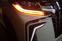 30系アルファードのヘッドライト&モデリスタ シグネチャーイルミの16色RGB化 スモール時は減光して、すべて白色です。