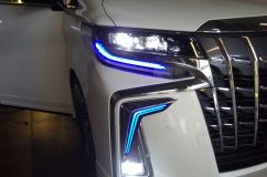 30系アルファードのヘッドライト&モデリスタ シグネチャーイルミの16色RGB化 上と下で同じLEDを使っているので色の違いもなく良い感じです。