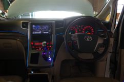 20系ヴェルファイアのエアコンパネル他スイッチのLED打替え 他の車種では結構多い赤色文字。ヴェルファイアでは初めてでしたがなかなか良いですね。