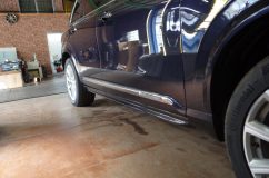 XC90 T6インスクリプションの後付電動サイドステップ取付 純正オプションでは固定式のサイドステップは選択可能ですが、スカンジナビアデザインにあまり似合いません。