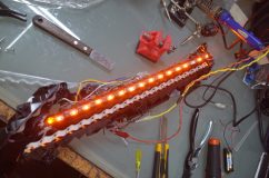 他店施工のレクサスシーケンシャルLED修理 やはりLEDの球数が増えるとその分球切れのリスクは高くなりますね。当店ではハイパワーチップを贅沢に使うことで1発あたりの明るさをアップして、球数を減らすことで球切れのリスクを最小化しています。