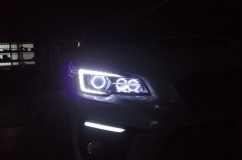  写真の感度を最大まで下げるとやっとシルエットが見える程度の明るさで、それほど高い発光強度になっています。下のアクセサリーライナーも明るいはずです。 