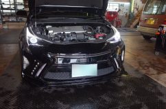 50プリウスのヘッドライト交換 エアロを入れているのでバンパー外すのもかなり気を使います。