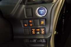 VOXYの内装パネル(エアコン・各種スイッチ)のLED打ち替え(色替え) もともとは欧州車などに多いアンバーです。これはこれできれいなのですが、何故かスピードメーターが白基調なので、非常に違和感を感じます。