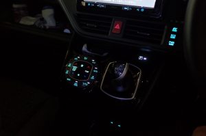 VOXYの内装パネル（エアコン・各種スイッチ）のLED打ち替え（色替え）