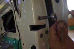 30系後期アルファードにイージークローザー付けてみました。 トルクスネジ3本で止まっています。