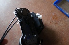 30系後期アルファードにイージークローザー付けてみました。 クローズ動作にワイヤー&モーターを使っているので、その構成部品を固定します。