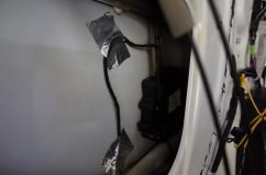 30系後期アルファードにイージークローザー付けてみました。 モータ本体にはかなりの力が加わるので、がっちり固定します。