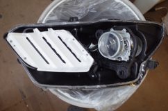 マスタングのヘッドライトデイライト加工 内部はこんな感じです。昨今の日本車の作りから比べると恐ろしくシンプルです。