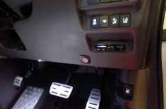 フリードのパワーバックドアの後付施工 スイッチは運転席にも増設しました。純正システムに割り込んでいるので、走行中に誤ってスイッチを押しても反応することはありません。もちろんドアロックしていたら動作しません。