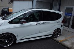フリードのパワーバックドアの後付施工 下のデカールといい感じです。