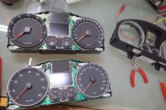 VW ゴルフクロスのメーター交換&打ち替え メーターの配置はほとんど同じ。使ってないオプションの表示灯が違いましたが、使ってないので問題なし。