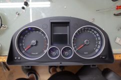 VW ゴルフクロスのメーター交換&打ち替え 基盤のみを移植しました。ついでに文字盤も白色にLED打ち替えしました。