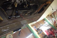 ハイエースのバックカメラ故障診断 ヒアリングしたところ、映らなくなる前にサイドステップカバーをご自身で外したとのこと。その時、カメラケーブルを引っ張ってしまったということでした。