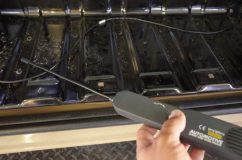 ハイエースのバックカメラ故障診断 断線を検出する最強アイテムを使いました。この装置は電波を使って配線の断線部分を検出する機械です。ケーブルの端っこからアンテナを当てて音がでなくなる部分を探します。