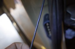 ハイエースのバックカメラ故障診断 するとこの部分で音が途切れる。外側からはわからないですが、おそらく内部のケーブルが断線しています。