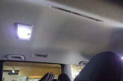 70ノアのフリップダウンモニター取り付け 取り付け位置の下地を確認します。当然専用キットなど高価なものは使いません。なるべく車両のフレームに汎用ステーを固定できるように探します。