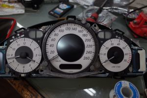 Mercedesのスピードメーターバックライト修理