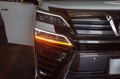  アルファード同様、純正は1発のLEDで点灯させているようです。デイライト化は下段を明るくすることで実現可能ですが、色味が上下でずれてしまいます。両方施工するとなると費用が結構高くなりそうです。今回はデイライト化はなしです。 