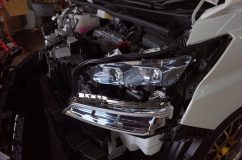  今回は初物だったので、閉じる前に車両にバンパーなどの部品すべて取り付けて動作チェックを行います。 