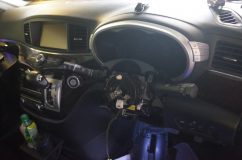 E52エルグランドのサンキューホーン&ハザード取り付け ステアリングコラムをバラして予備配線に接続。空き線が3本だけあったのでギリギリセーフでした。
