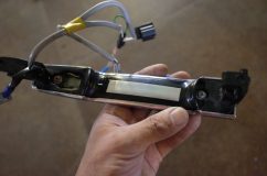  このシルバーの部分に触れることでドアを開けることが可能です。閉めるときは今まで通り黒いボタンを使います。 