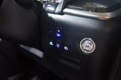 30ヴェルファイアの後付パワーゲート&イージークローザー 運転席右側にゲートスイッチを増設。純正はルームランプユニットにありますが、本当はこの位置にあったほうが便利なことが多いような気がします。
