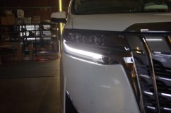  デイライト化はシーケンシャル化のついでに施工されることが多いですが、かなり満足度の高いカスタムとなっております。純正の明るさの3倍ぐらいにはなるので日中も視認性OKです。 