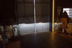 G's 30 プリウスのヘッドライト加工 電源回路等を弄ることなく、そのままLED化できるキットを取り付けしました。めちゃくちゃ明るいです。確かに楽ですがソケットの固定場所が非常に困ります。車両にヘッドライトが固定されていると作業できません。結局ヘッドライト外す手間を考えたら配線を加工したほうが楽なような気もします。ただし穴あけの必要もないので防水性能は一番安心です。
