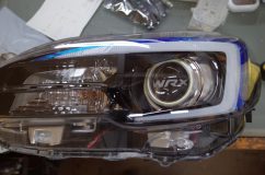 WRXのヘッドライトデイライト化とリング干渉修正 プロジェクターレンズに著しいブラスト処理が施されているのが確認できます。